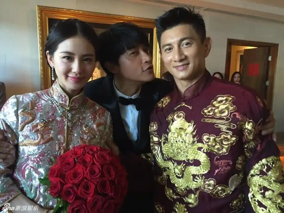 组图:新娘刘诗诗穿龙凤褂亮相 与吴奇隆拥吻_高清图集_新浪网