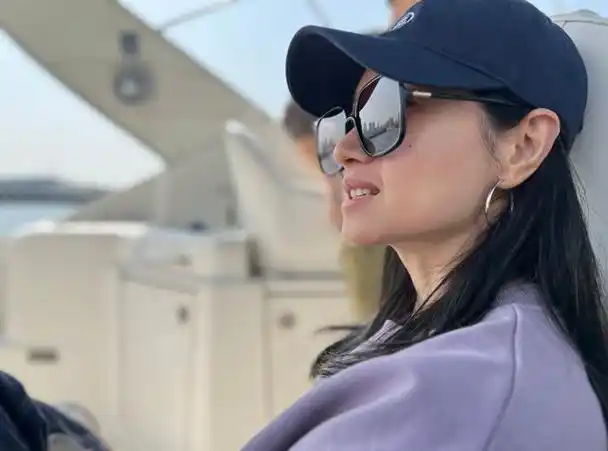 朱亚文一家人乘坐游艇出游,沈佳妮不施粉黛,看起来也很好看