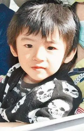 lucas出生于2007年8月2日,中文名字叫谢振轩,这个可爱机灵的小男孩刚