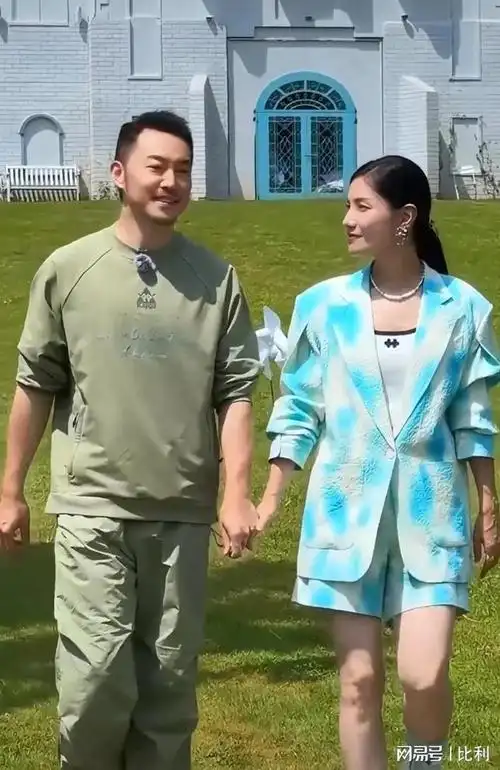 被两儿子亲吻脸颊好幸福,沙溢脸比老婆脸还小|胡可(演员)_网易订阅