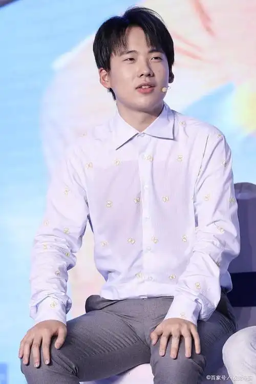 郭麒麟双面人生:从留守儿童到少班主