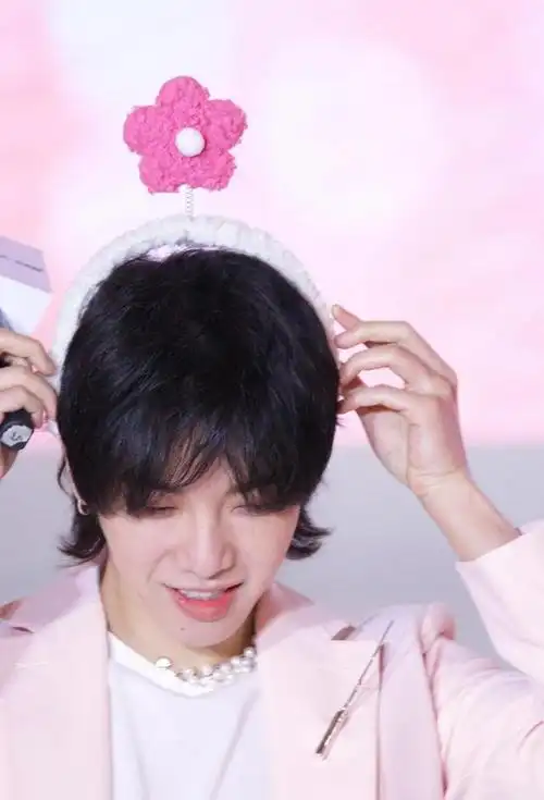 华晨宇,竟有"舞台上霸气的大魔王,生活中温柔软萌的小可爱"的反差萌!