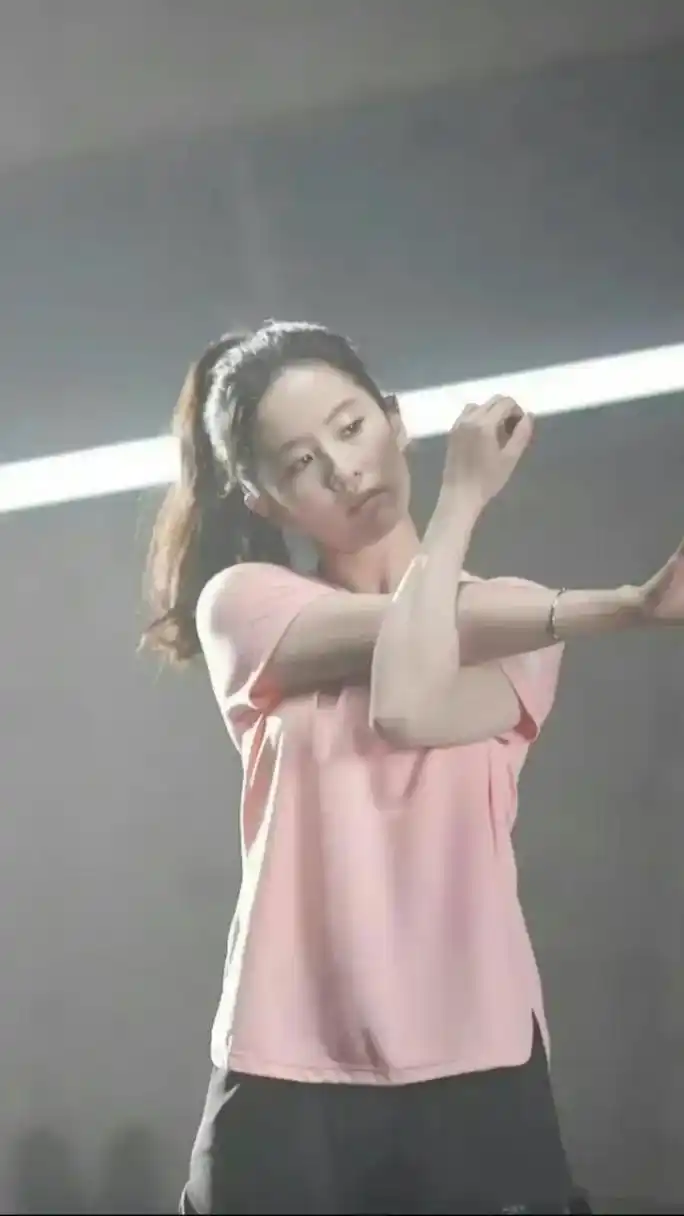 刘亦菲健身图,穿运动套装扎高马尾,看着还是大学生模样!