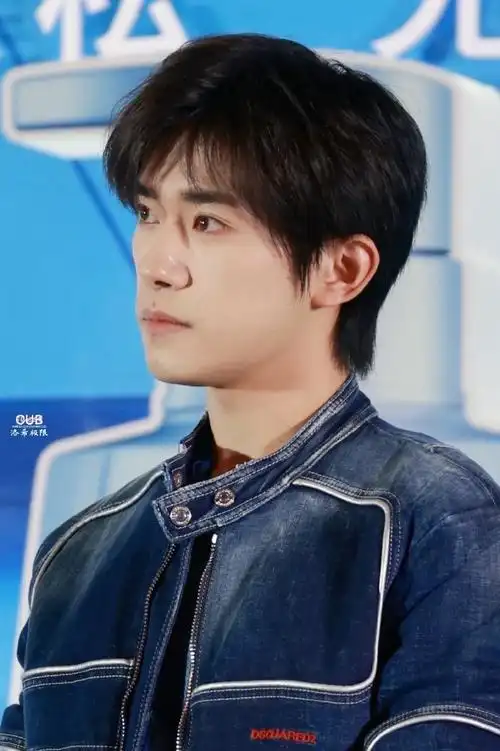 好清爽的男大啊,大家晚安,千玺叫我先睡了～[吃馕]#易烊千玺破洞针织