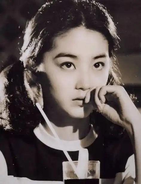 年轻时候的林青霞真的美啊,无论是相貌还是身材,都是一等.