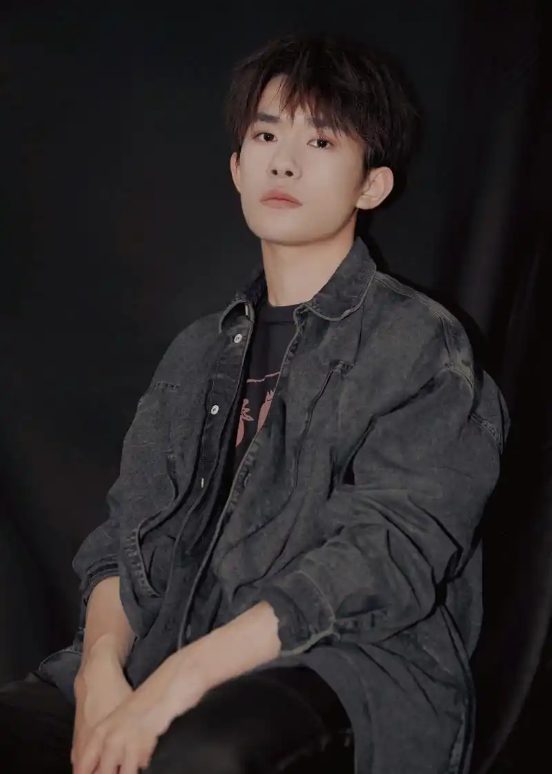 冷艳少年易烊千玺帅照来袭快来收下这份心动