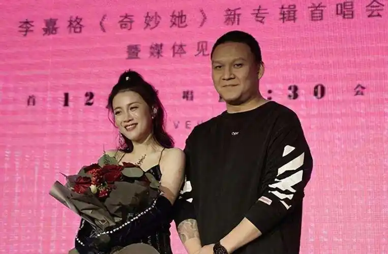 在一次险胜的比赛结束后,离开人群的李嘉格抵挡不住来势汹汹的眼泪,她