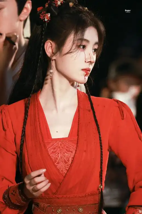 鞠婧祎仙剑四红衣战损妆##鞠婧祎仙剑四杀青饭拍路透
