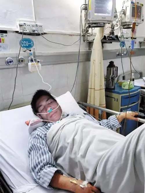 求大神帮我p一张在病床上的照片 急用!