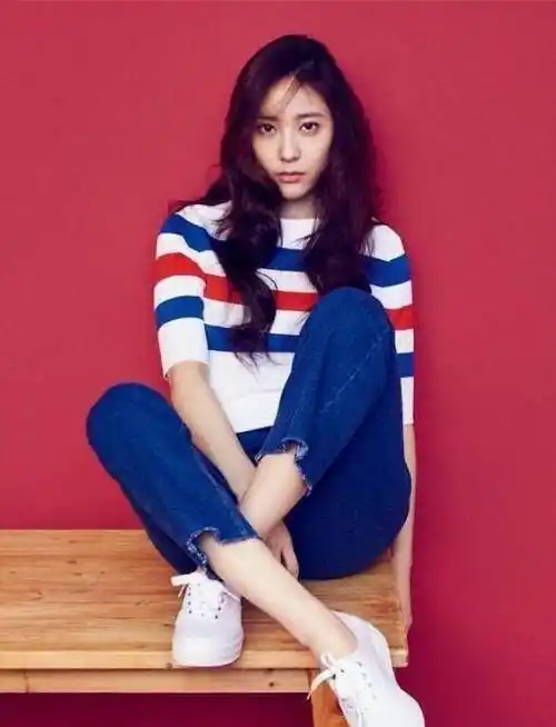 郑秀晶近照流出,肉眼可见的瘦身成功_衬衫_牛仔裤_白色