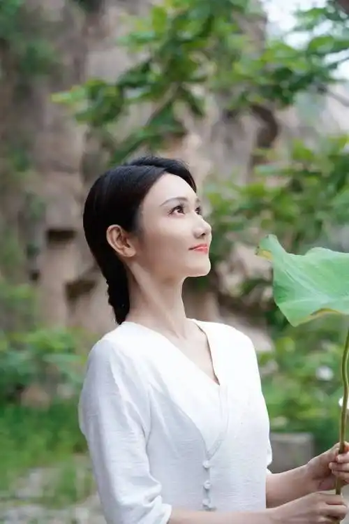 这个新生代女主持太美了_龙洋_气质_交流