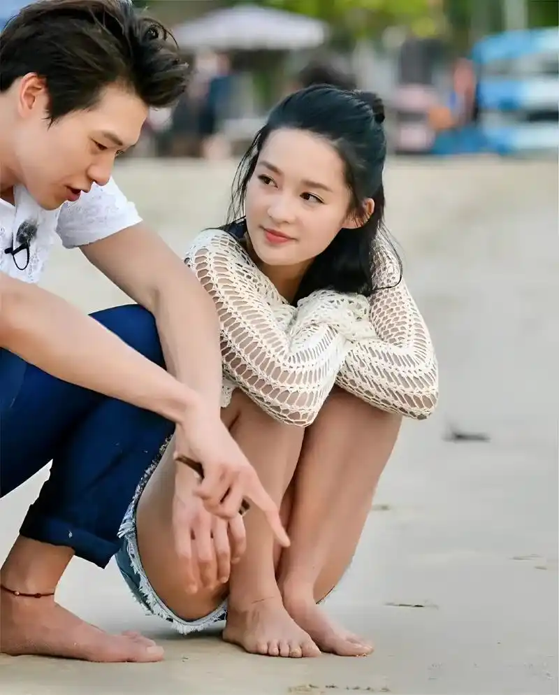 李沁作为一位年轻演员,她一直以清新可爱的形象示人,她的笑容总是能够