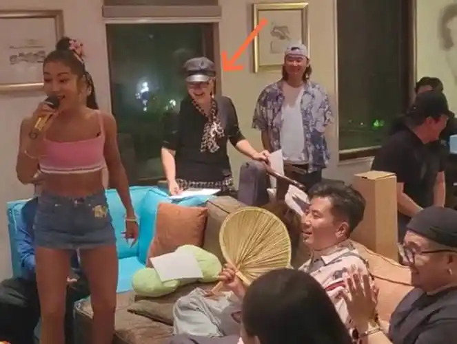 刘欢豪宅宴请学生,37人齐聚客厅一大桌美食,吉克隽逸直接内衣外穿超