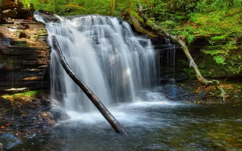 秋天大自然风景山中小溪高清电脑壁纸
