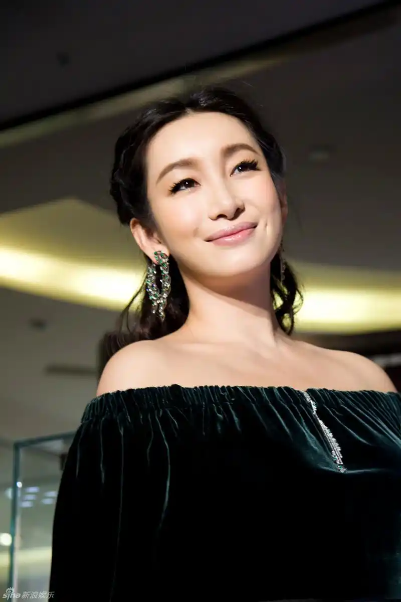 秦海璐撞脸刘晓庆,脸肿成馒头一般般若两人,这还是原来的她吗?