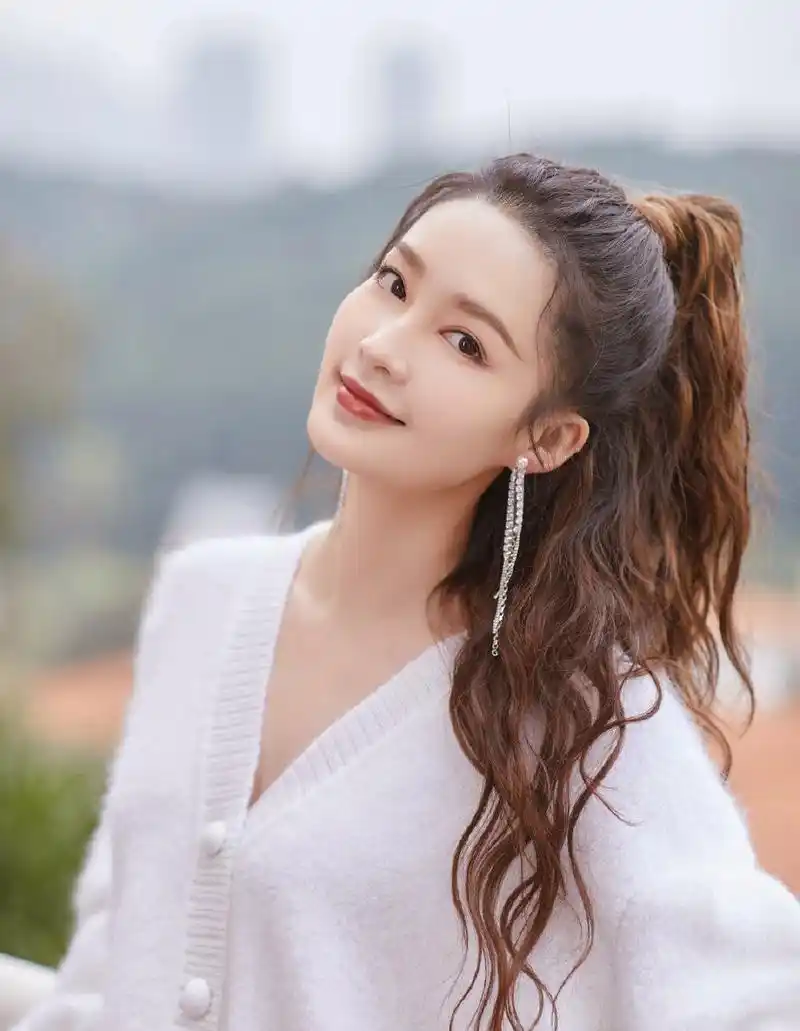 精美图集|李沁五官精致,大气美丽