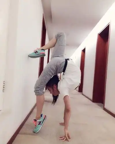 台女星路边倒挂劈腿 盘点女星惊人绝技[组图]