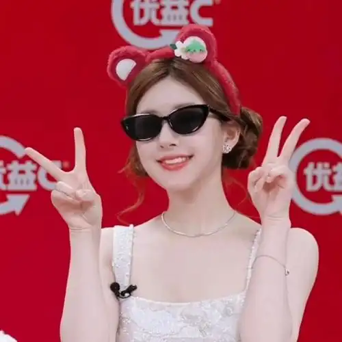 赵露思丸子头白色吊带##赵露思抱着星黛露