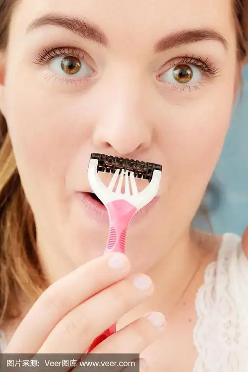 用剃须刀刮胡子的女人.卫生.