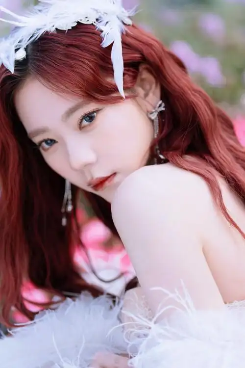 张紫宁超话身着白色羽毛披肩,刺绣镂空裙的@张紫宁zining,在阳光的