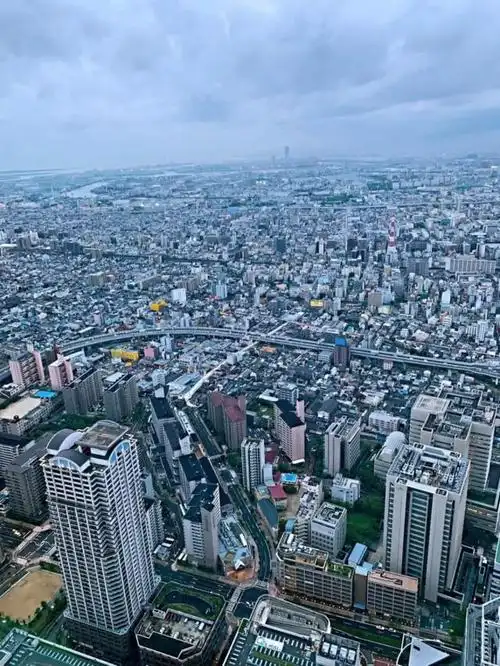 在300米高空俯瞰大阪城市美景