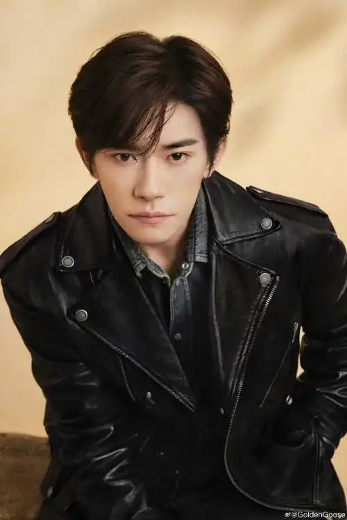 易烊千玺叠搭look#易烊千玺皮衣外套里搭配牛仔外套,这种新型荡穿