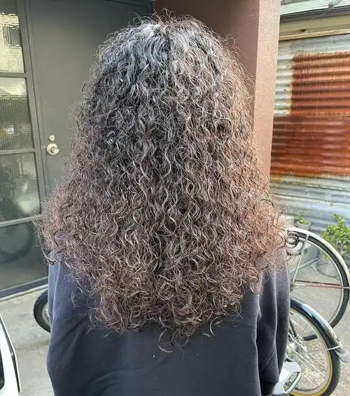 在时尚界的潮流更迭中,发型始终扮演着举足轻重的角色.