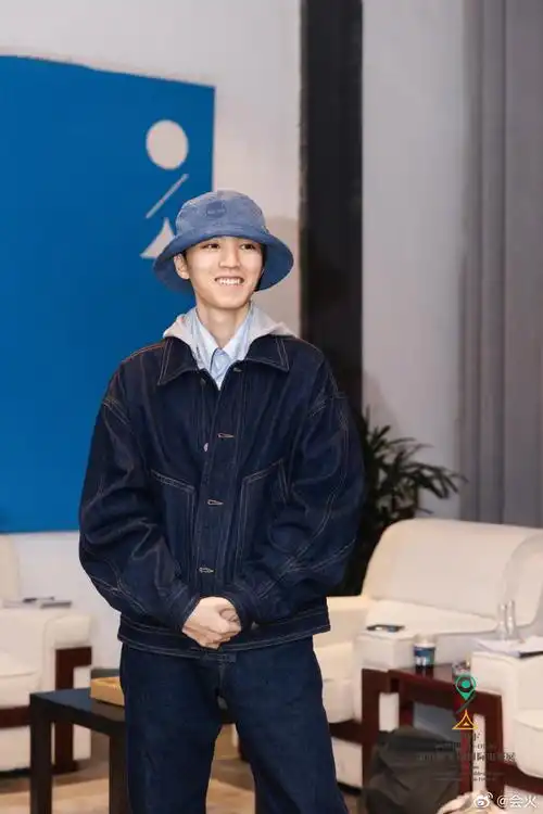 王俊凯平遥国际电影展素颜照##王俊凯平遥国际电影展举杯合照