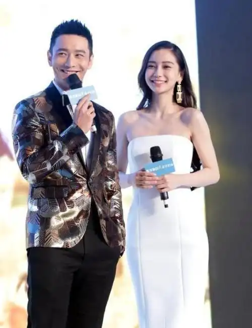 angelababy夫妇甜蜜同框,她穿白色抹胸鱼尾裙秀曼妙身材,太惹眼|杨颖