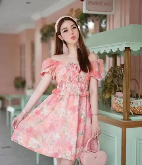 时尚粉色碎花连衣裙是街拍中最年轻活力的装扮
