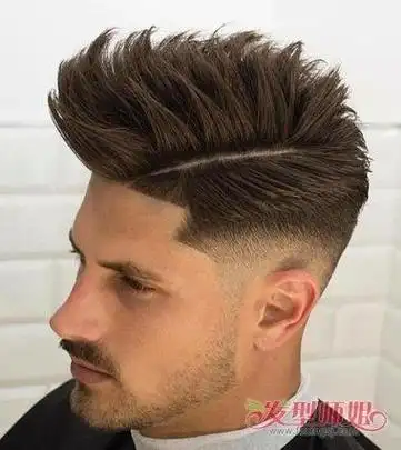 男生三七分后梳烫发发型发质比较硬的男生,梳三七分的发型,将鬓角的