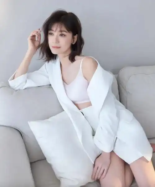 贾静雯拍内衣广告引热议!