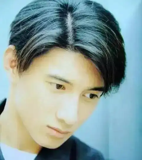 这低头侧颜能迷死万千少女,这复古的三七分发型完美的修饰了吴奇隆的