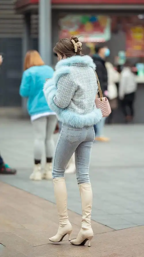 紧身牛仔裤搭配高筒靴,再加一件皮毛外套,保暖显身材还有时尚感