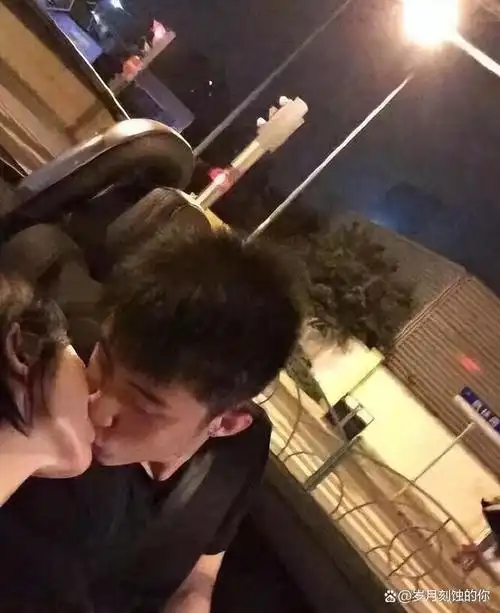 此前黄景瑜曾因一些不当言论遭到网友批评,同时其所属的艺人经纪公司