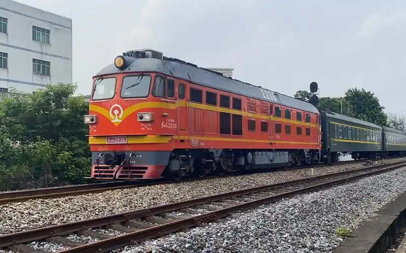 【铁路录像】东风4b型内燃机车驶过道口(共四段)