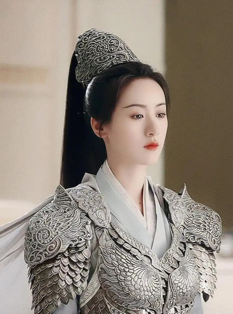 在《琉璃》中,她不仅仅是单纯懵懂的褚璇玑,她也是无情冷酷的女战神