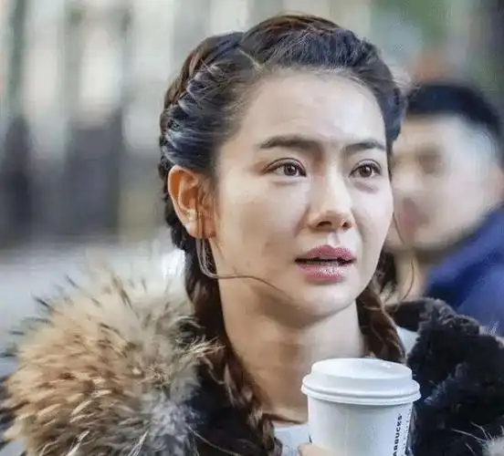 戚薇素颜照曝光眼袋厚重法令纹深网友李承炫看了都要后悔