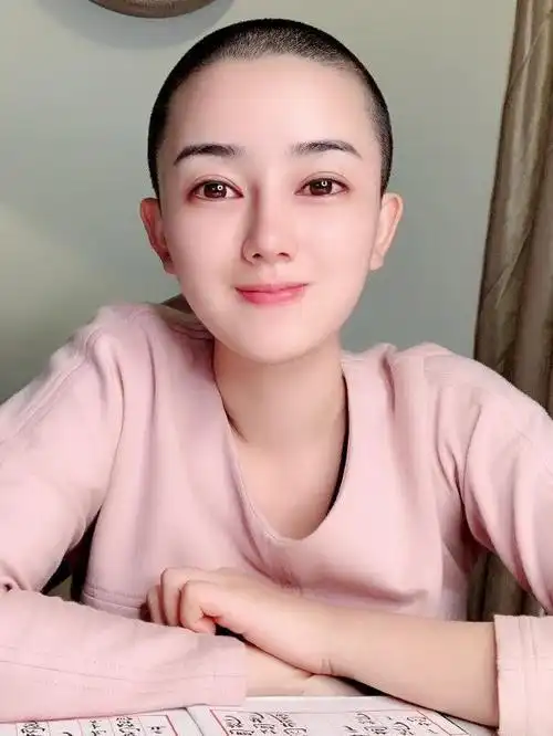 她是一个万里挑一的女孩子光头造型比有头发时还美倾国倾城