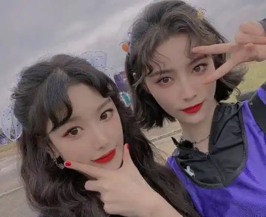 原创孔雪儿许佳琪成闺蜜跳舞后又晒合影一个打扮淑女一个俏皮可爱