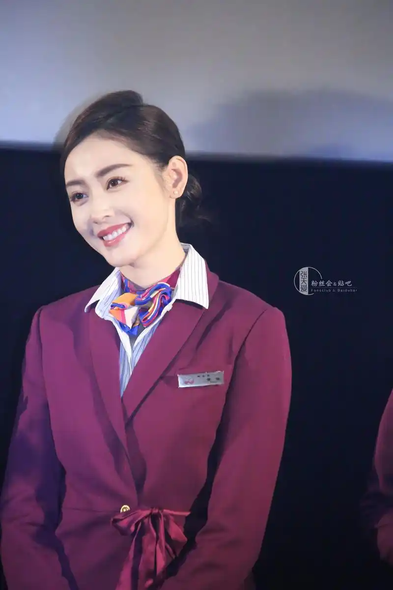 小爱出席电影《中国机长》首映会啦新鲜出炉的空姐爱,请接住我们的