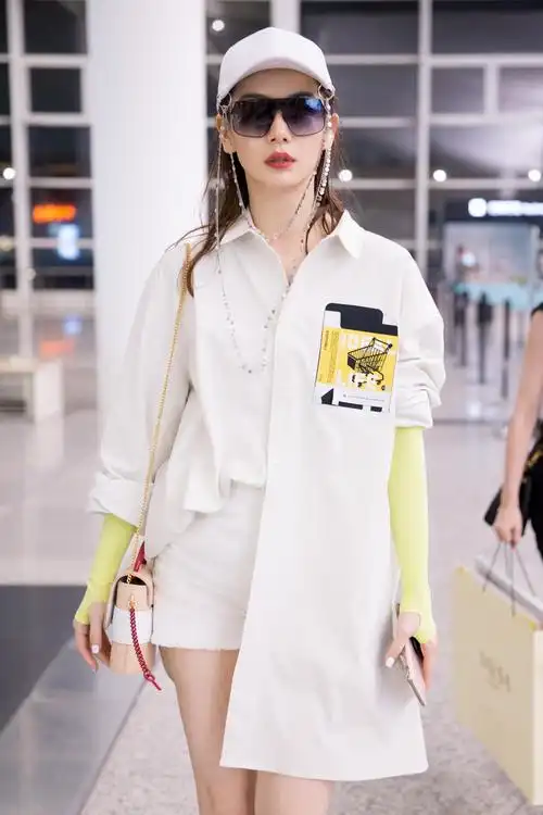 戚薇机场街拍五