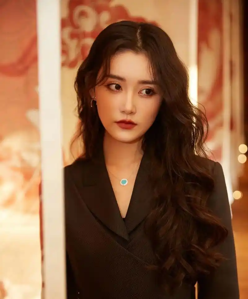 青春靓丽,时尚优雅的#蒋依依# 身穿西装短裤,尽显窈窕女人味,貌似桃花