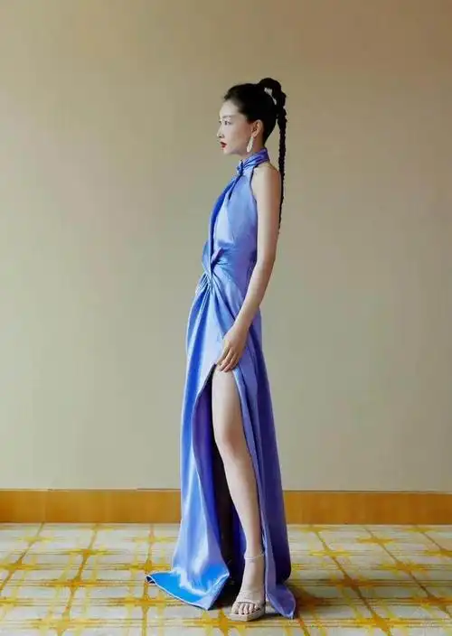 周冬雨越来越放得开了穿的裙子又长又开叉显得腿又细又直