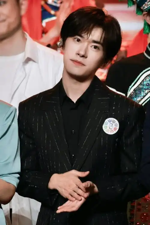 易烊千玺献唱不辞星海##易烊千玺电影小小的我##四字 易烊千玺 yyqx