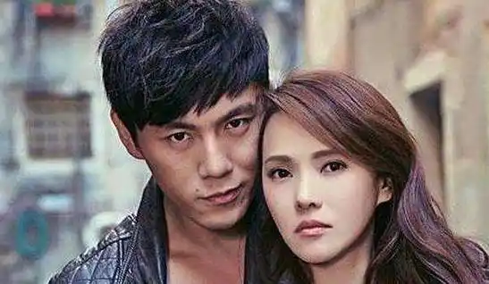 9个月大的小女儿穿着蓝色外套,粉红色袜子,好可爱~据悉,庾澄庆与妻子