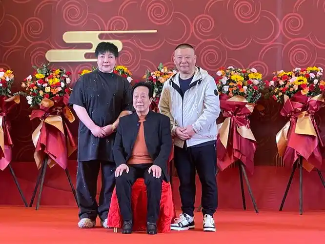 曾经跟王惠学习京韵大鼓的岳云鹏在仪式上忍不住落泪,感念师娘多年对