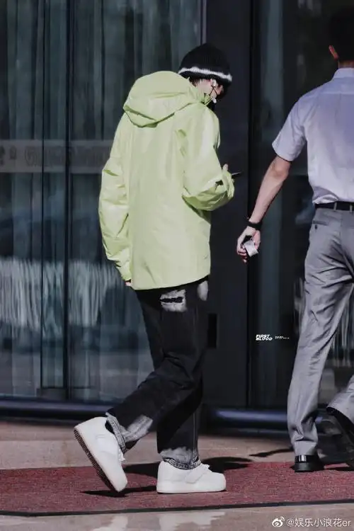 严浩翔的破洞裤##严浩翔的破洞裤洞在后面