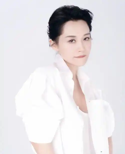 52岁许晴慵懒风写真,简单t恤配短发干净利落,活成自己想要的模样