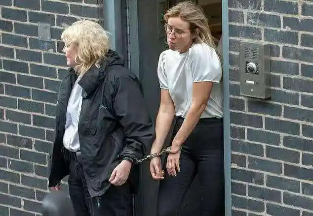 美女狱警监守自盗为寻求刺激将囚犯当情人与其发生关系被捕